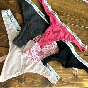 Calvin Klein 5 pice Logo thongs, Size S